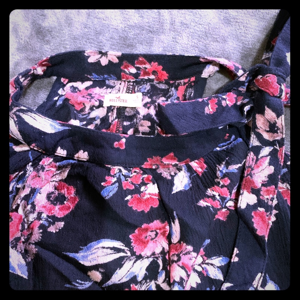 Flowery design hollister sleeveless blouse